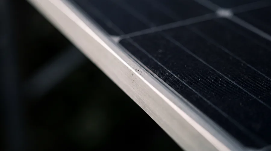 Makroaufnahme der Modulkante eines Photovoltaik-Panels mit Aluminiumrahmen